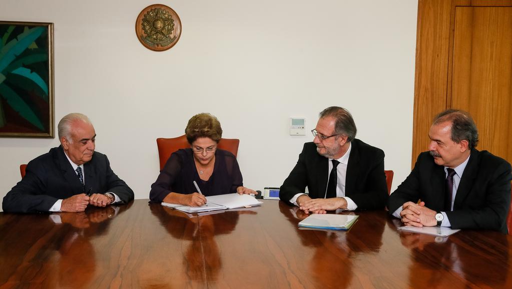 Presidente Dilma sanciona Lei dos Caminhoneiros
